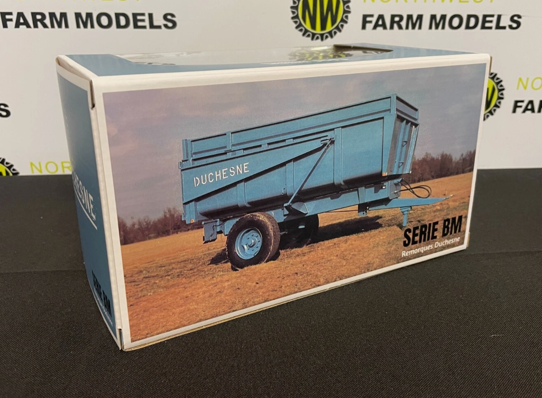 UNIVERSAL HOBBIES 6724 1:32 SCALE DUCHENE BM SERIES TIPPING TRAILER