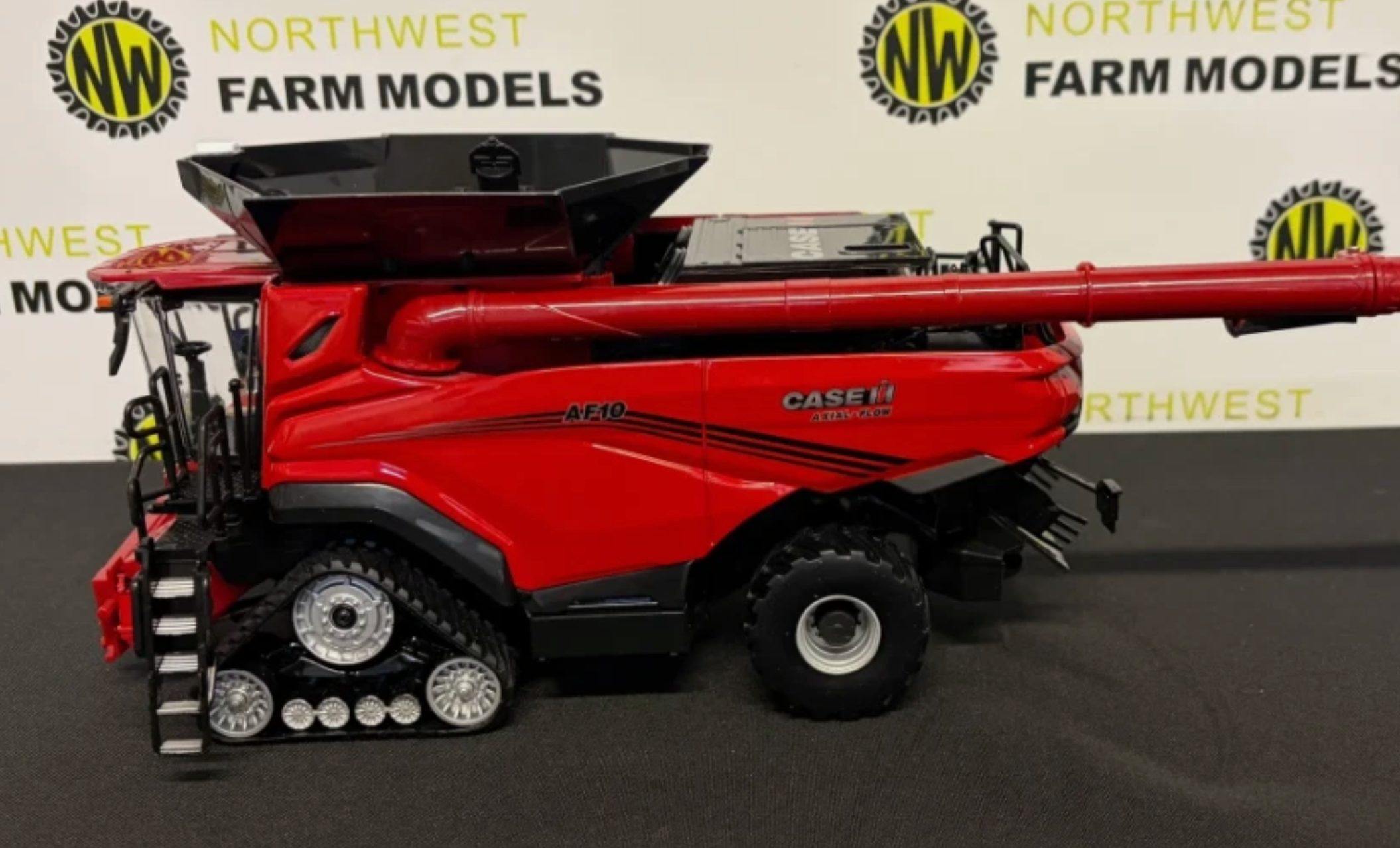 BRITAINS 43404 1:32 SCALE CASE IH AF10 COMBINE HARVESTER - PRESTIGE EDITION
