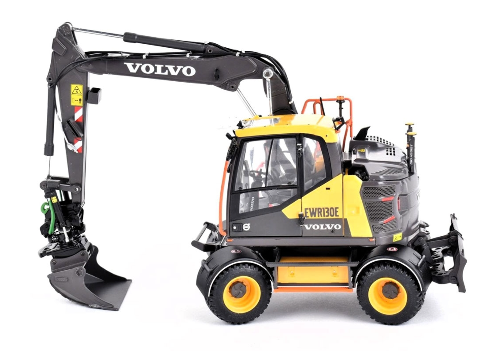 AT COLLECTIONS 3200165 1:32 SCALE VOLVO EWR130E EXCAVATOR