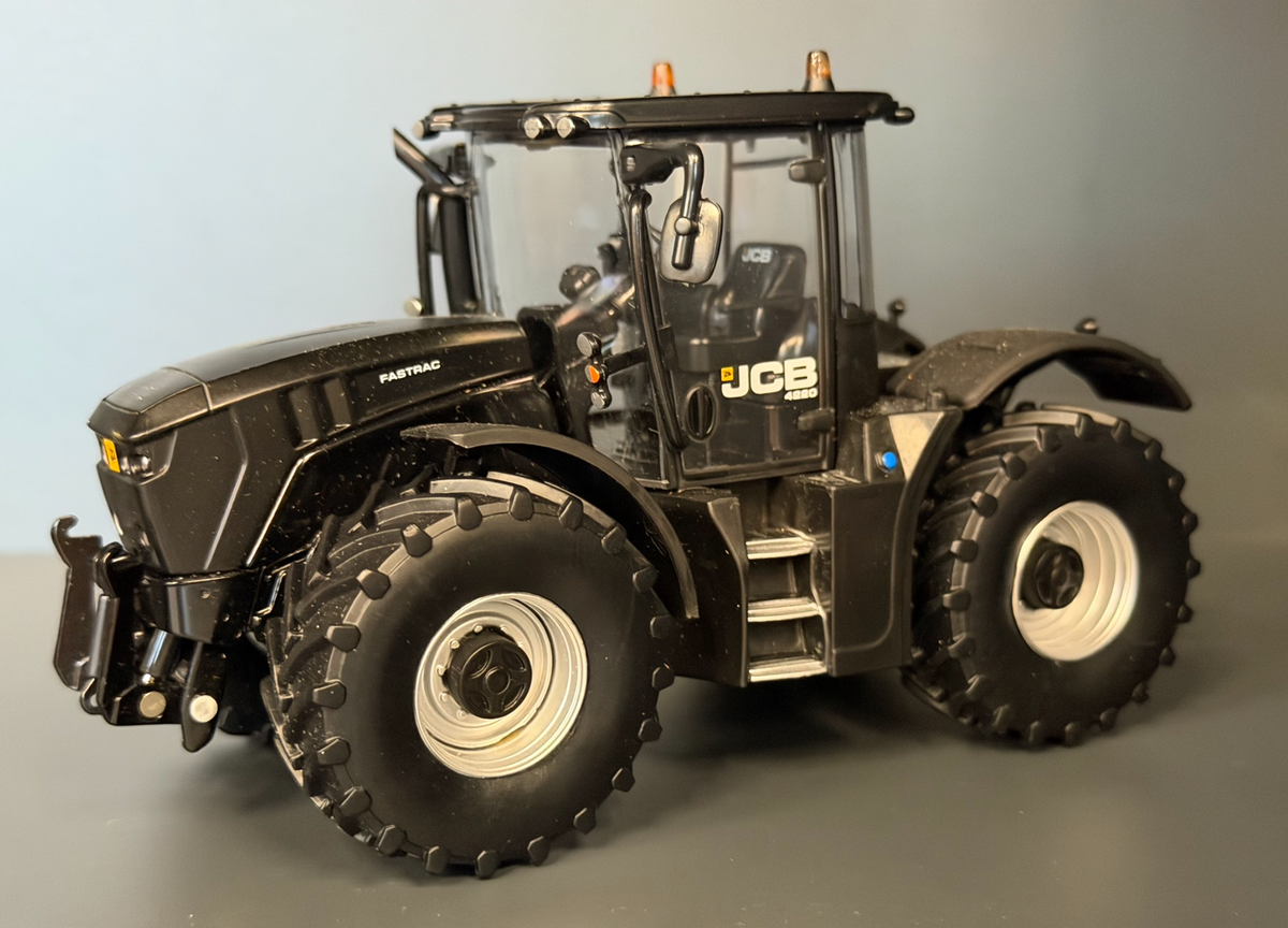 BRITAINS 43453BS 1:32 SCALE JCB FASTRAC 4220 BLACK WITH SILVER WHEELS