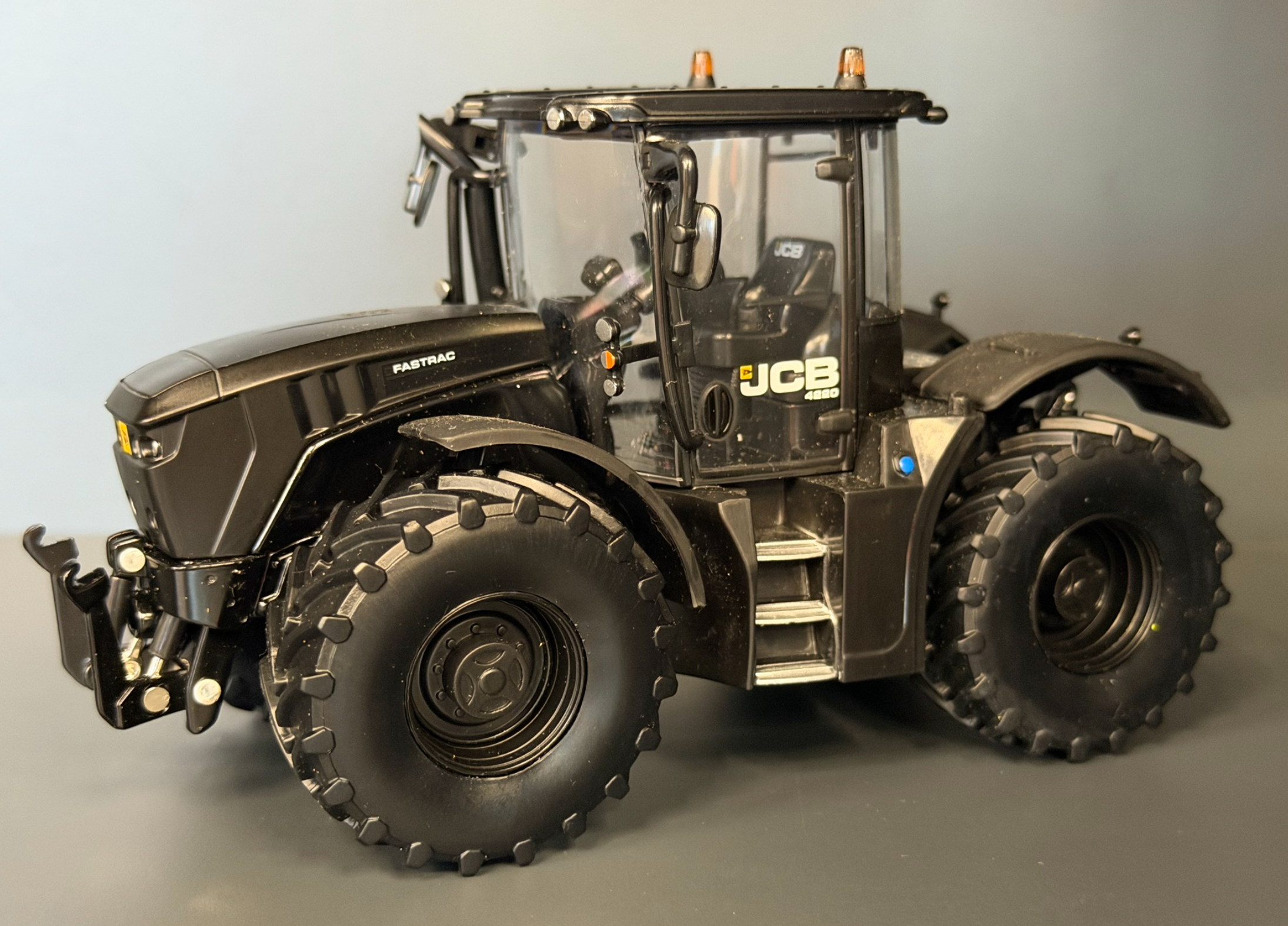 BRITAINS 43453B 1:32 SCALE JCB FASTRAC 4220 BLACK WITH BLACK WHEELS