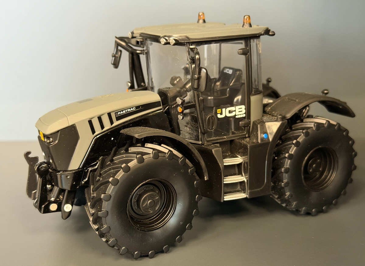BRITAINS 43453GR 1:32 SCALE JCB FASTRAC 4220 MATT GREY WITH BLACK WHEELS