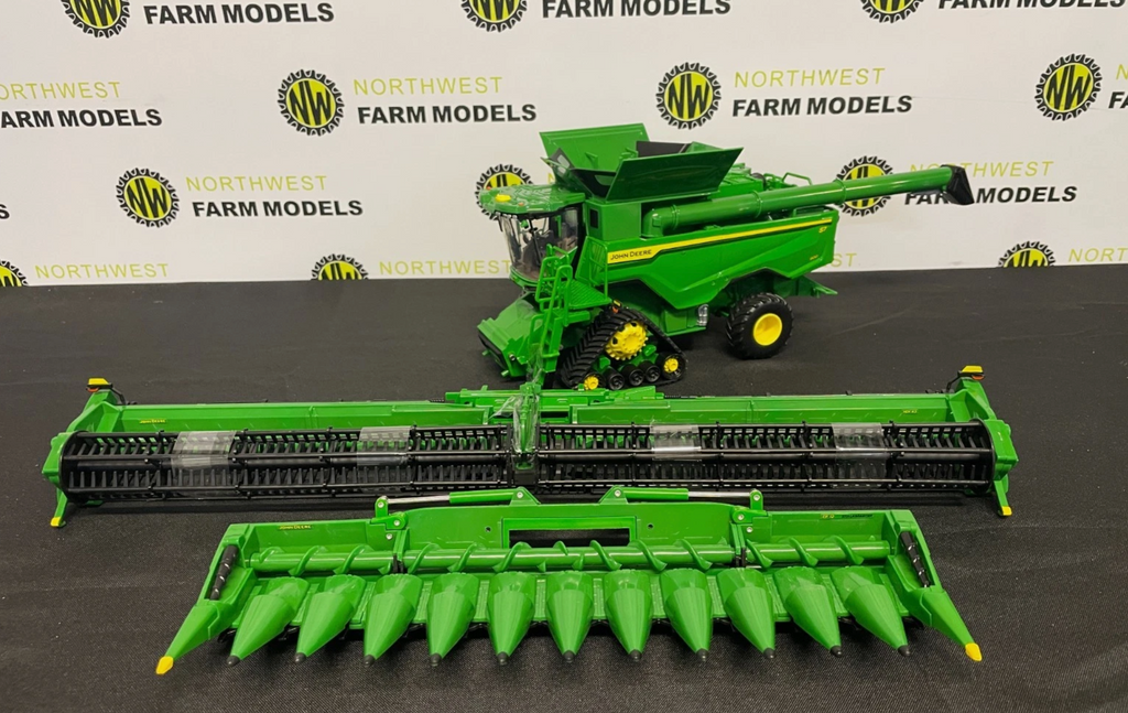 ERTL 45990 1:32 SCALE JOHN DEERE S7 900 COMBINE HARVESTER WITH GRAIN AND MAIZE HEADERS
