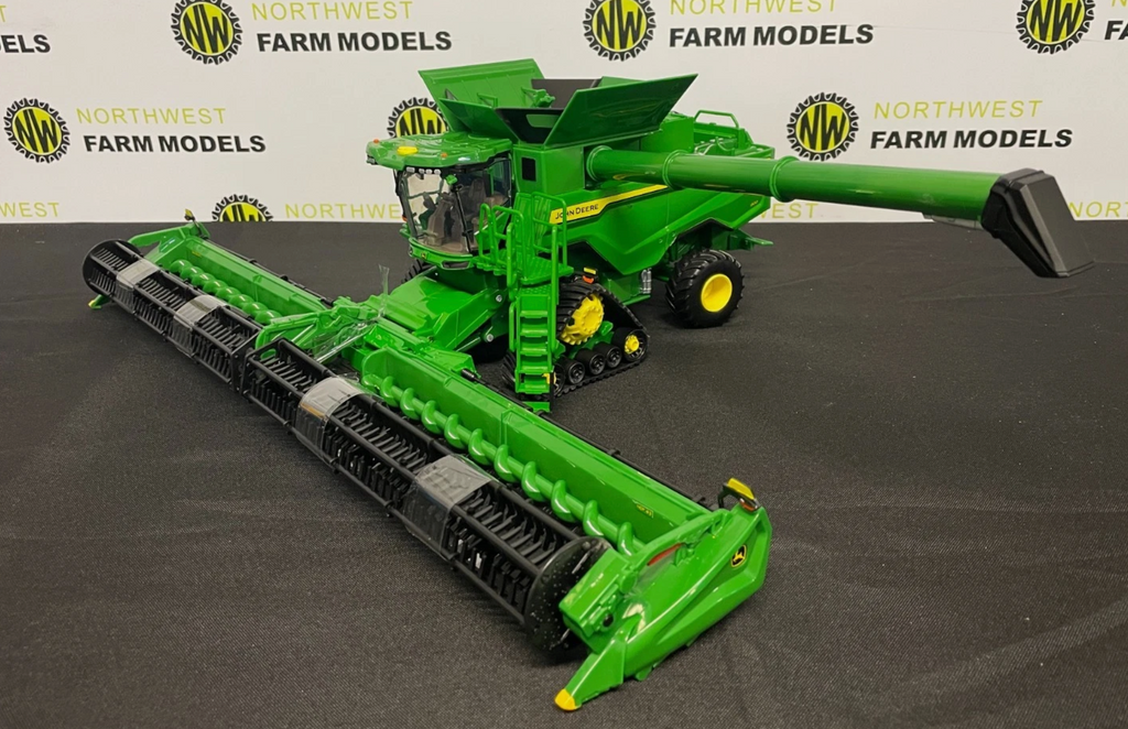 ERTL 45990 1:32 SCALE JOHN DEERE S7 900 COMBINE HARVESTER WITH GRAIN AND MAIZE HEADERS