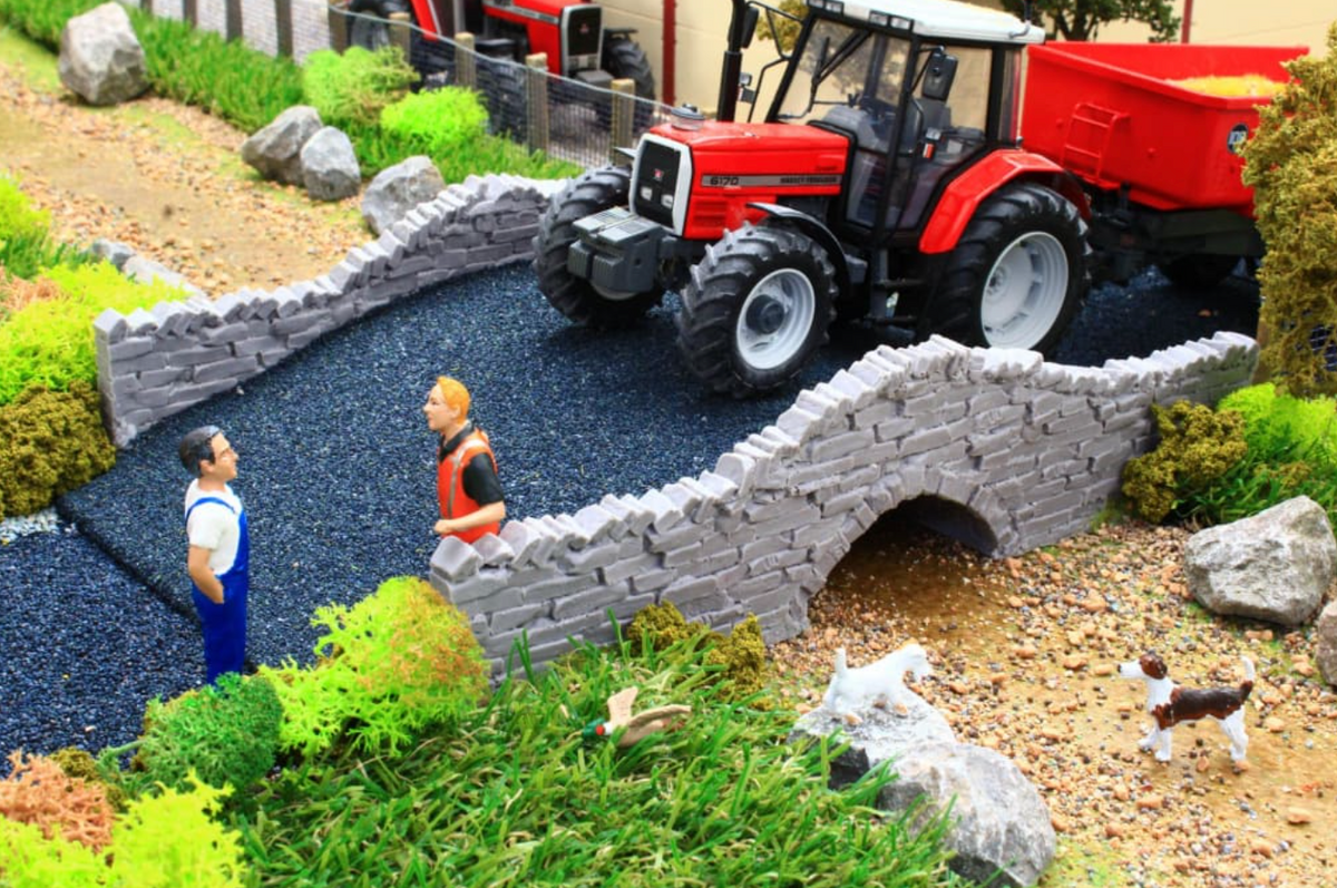 BRUSHWOOD TOYS 1:32 SCALE HUMPED BACK BRIDGE WITH SHALLOW STREAM BT3064